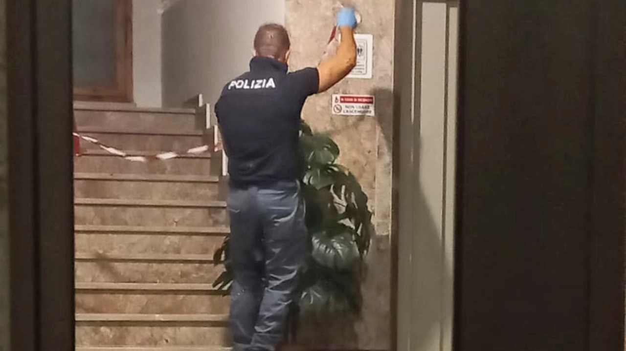 La polizia nel palazzo dove è avvenuta l'aggressione (Foto Aprili) La polizia nel palazzo dove è avvenuta l'aggressione (Foto Aprili)