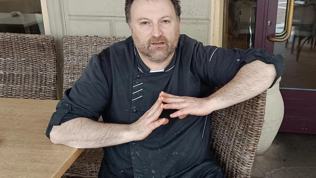 Simone Gualandi è il titolare del bar pasticceria Gallo Nero: tutte le mattine quando apre il locale trova il dehor su piazza Gramsci devastato