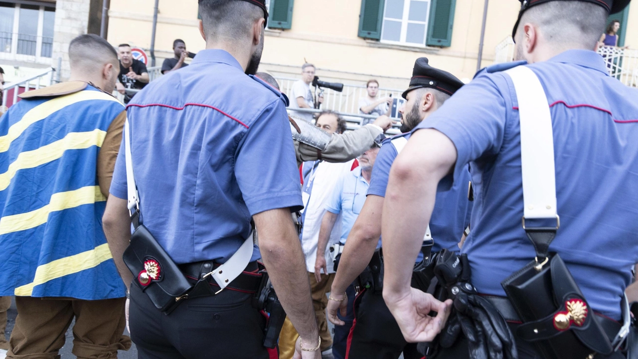 Il parapiglia durante la sfilata dell’anno scorso e l’arrivo dei carabinieri Il parapiglia durante la sfilata dell’anno scorso e l’arrivo dei carabinieri
