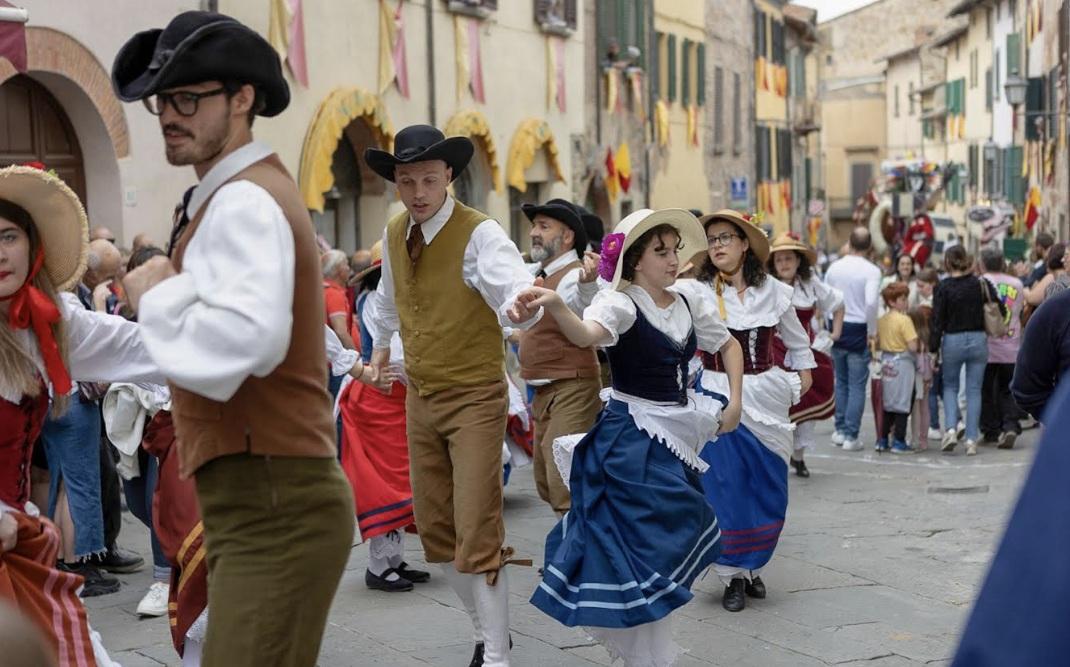 maggiolata lucignanese tutto pronto il presidente giani e il prefetto di nuzzo all inaugurazione