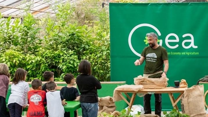 Gea offre tre percorsi didattici sul campo per le scuole, focalizzati su temi come l'armonia matematica nei fiori e l'ecologia. Progetti adatti a tutte le età, con possibilità di elaborati finali. Contattare edu@gea.green per prenotare. Gea offre tre percorsi didattici sul campo per le scuole, focalizzati su temi come l'armonia matematica nei fiori e l'ecologia. Progetti adatti a tutte le età, con possibilità di elaborati finali. Contattare edu@gea.green per prenotare.