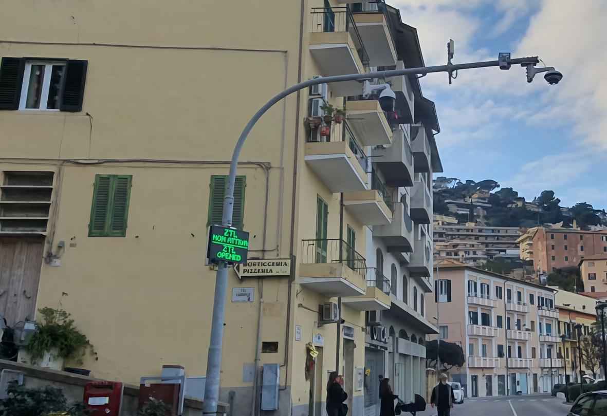 https://www.lanazione.it/image-service/view/acePublic/alias/contentid/OWJiMjFjY2EtMDI0Yy00/0/zona-a-traffico-limitato-le-due-nuove-aree-entrano-in-vigore-oggi.jpeg