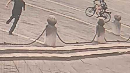 https://www.lanazione.it/image-service/view/acePublic/alias/contentid/OWJiOTI2OTgtMWJhMS00/0/scippatore-in-cella-derubo-una-turista-in-piazza-san-michele.jpeg?f=16:9&w=1200&h=630