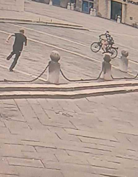 Scippatore in cella. Derubò una turista in piazza San Michele