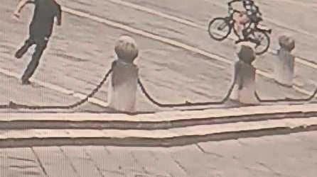L’inseguimento in piazza dopo lo scippo L’inseguimento in piazza dopo lo scippo