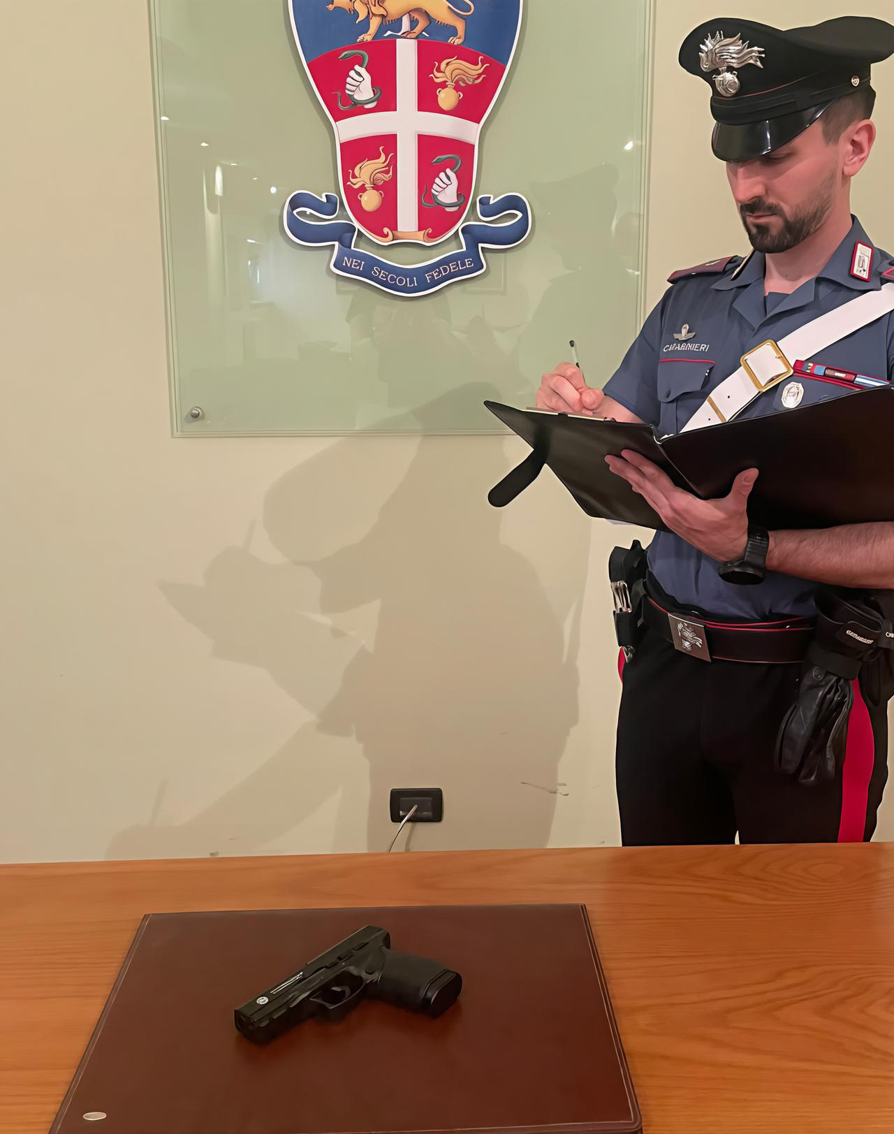 Scacciacani nello zaino. Denunciato 14enne. Arma trovata a scuola Scacciacani nello zaino. Denunciato 14enne. Arma trovata a scuola