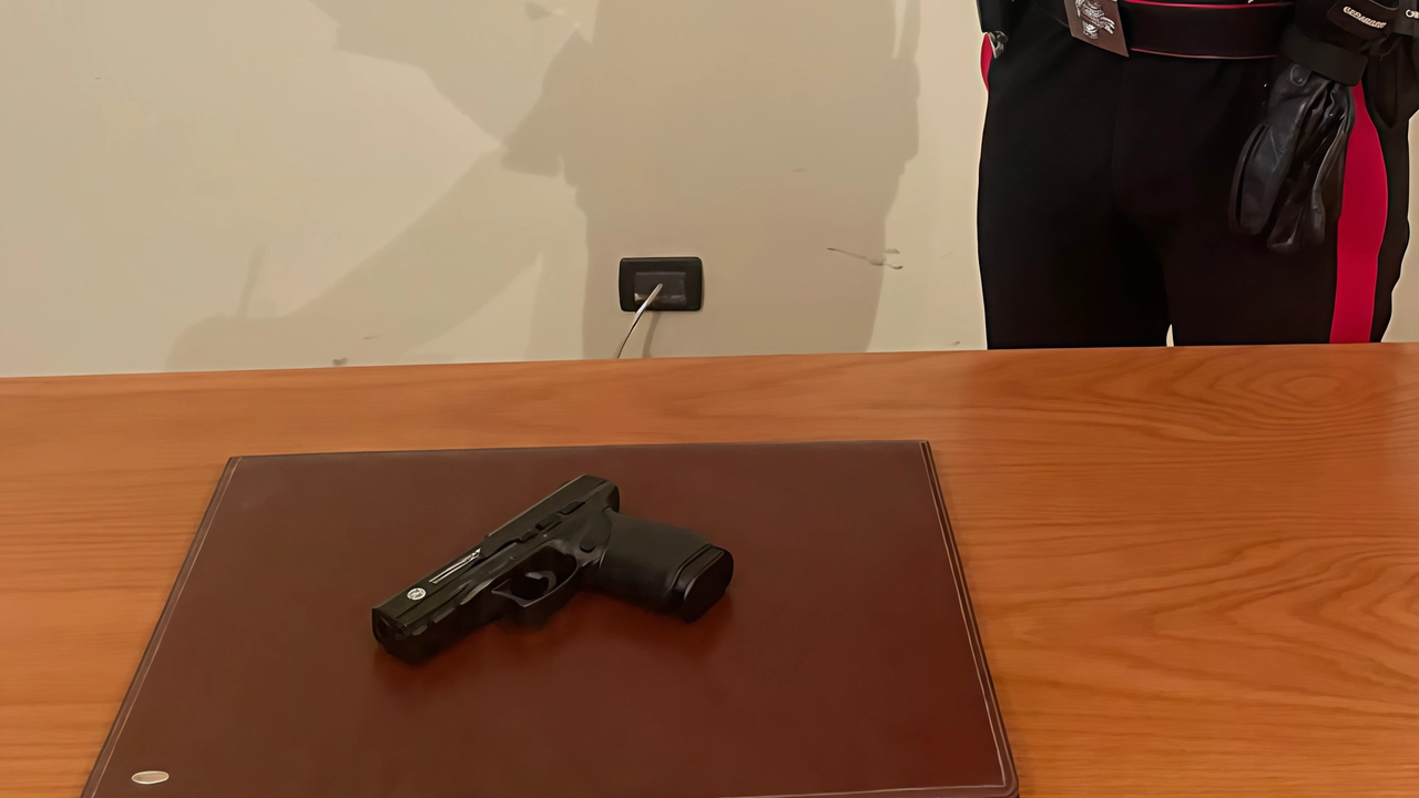 I carabinieri con la pistola sequestrata al 14enne in una scuola di Perugia