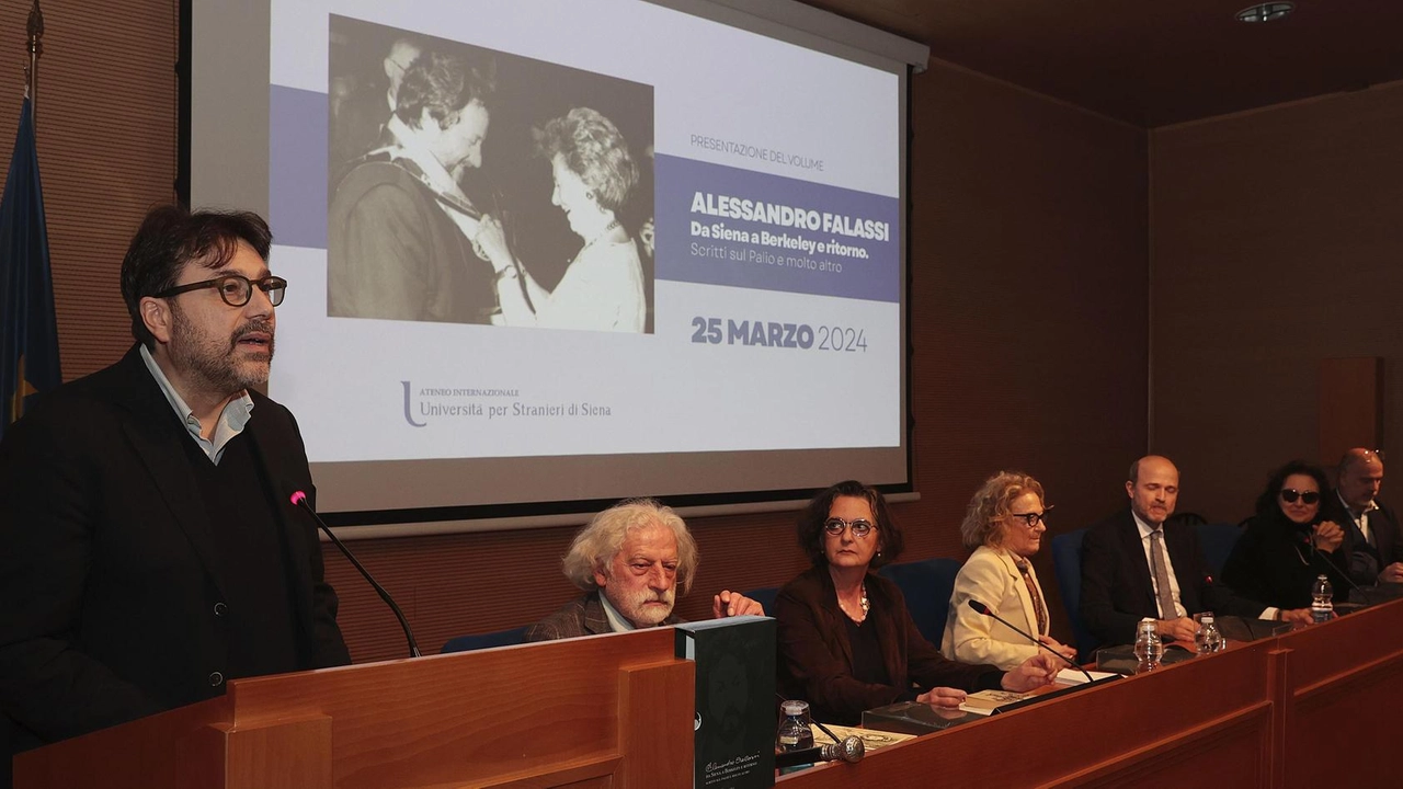 Il rettore Tommaso Montanari alla presentazione della raccolta di scritti di Alessandro Falassi nell’aula magna dell’Università per stranieri