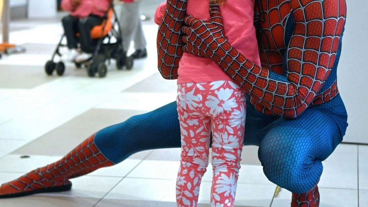 Spiderman e la missione tra i bimbi. Il super eroe al Don Lazzeri-Stagi: "La scuola deve dare l’esempio"