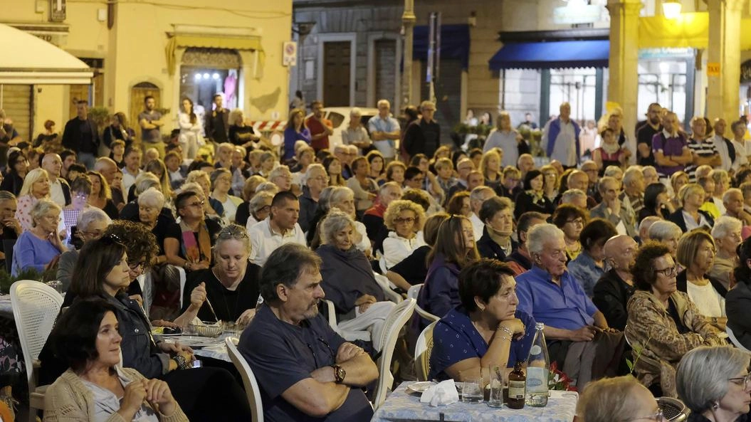 Uno degli incontri della passata edizione in piazza della Repubblica e, sotto, l’avvocato Alfredo Bassioni