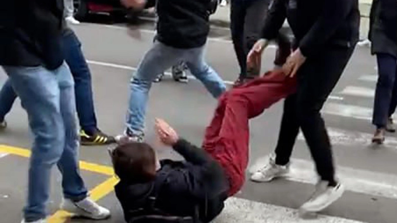 Un momento delle aggressioni davanti al liceo Michelangelo di Firenze Un momento delle aggressioni davanti al liceo Michelangelo di Firenze