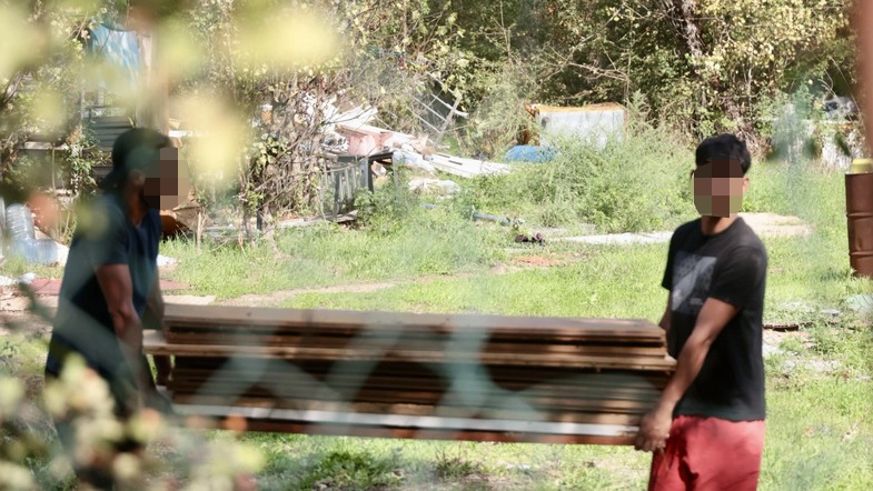 Il nostro viaggio nella nuova bidonville che sta sorgendo all’Argingrosso. Davanti alla fattoria didattica ’L’Altroasilo’ è anche spuntata una discarica abusiva. Il nostro viaggio nella nuova bidonville che sta sorgendo all’Argingrosso. Davanti alla fattoria didattica ’L’Altroasilo’ è anche spuntata una discarica abusiva.