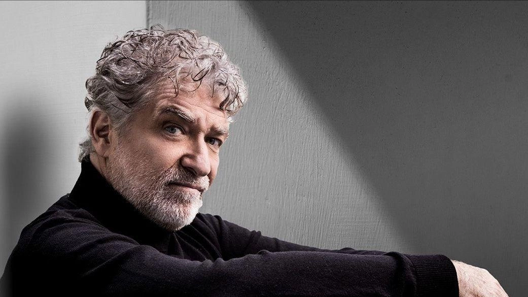 Stasera alle 21.30 in Piazza Mazzini il comico attraverserà il Teatro Canzone di Luporini e il Signor G Stasera alle 21.30 in Piazza Mazzini il comico attraverserà il Teatro Canzone di Luporini e il Signor G