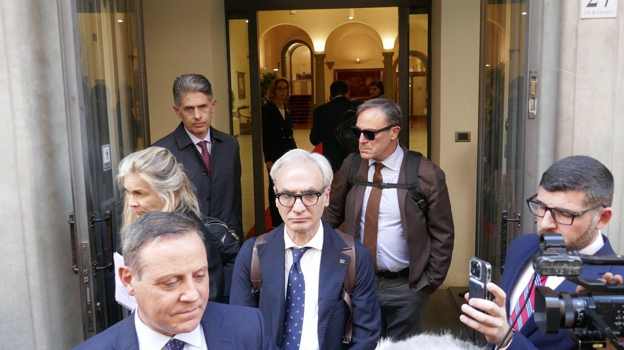 Alcuni membri della. commissione antimafia all’uscita dalla prefettura (Attalmi)