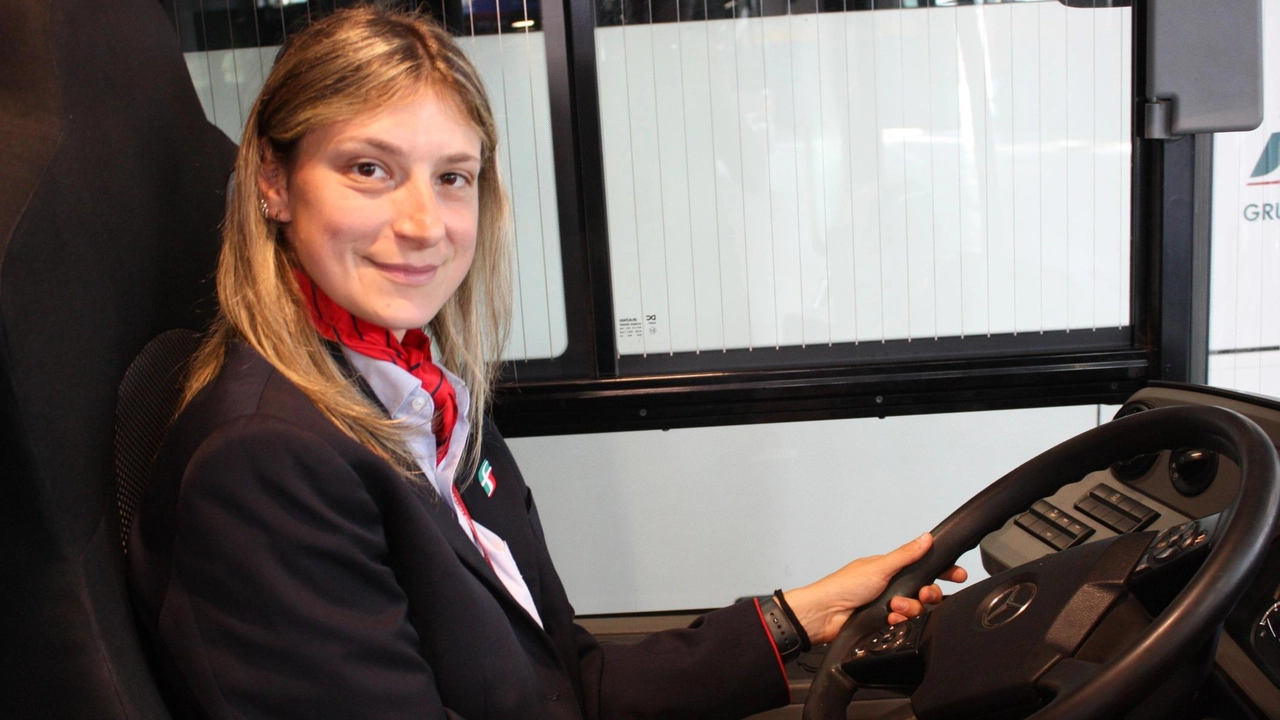 La perugina Valentina D’Angelo, 34 anni. Sposata, ha due bambini, da quattro anni e mezzo è autista dei mezzi di Busitalia. «Ognuno deve sentirsi libero di scegliere il lavoro che desidera» La perugina Valentina D’Angelo, 34 anni. Sposata, ha due bambini, da quattro anni e mezzo è autista dei mezzi di Busitalia. «Ognuno deve sentirsi libero di scegliere il lavoro che desidera»