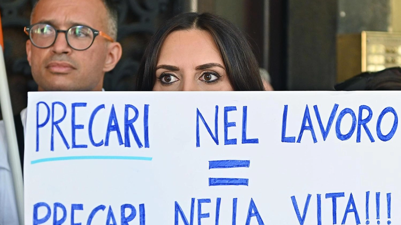 La denuncia di Luigi Sofia, insegnante e consigliere "Devo sborsare 2mila euro per l’abilitazione". La denuncia di Luigi Sofia, insegnante e consigliere "Devo sborsare 2mila euro per l’abilitazione".