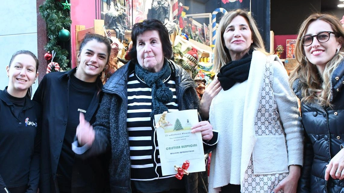 I parrucchieri di piazza Alberica si sono piazzati al primo posto. Successo della quindicesima edizione del concorso fra commercianti. I parrucchieri di piazza Alberica si sono piazzati al primo posto. Successo della quindicesima edizione del concorso fra commercianti.