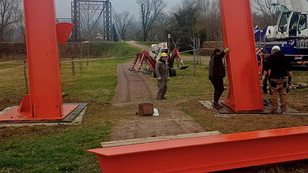L’opera di Mark di Suvero è stata installata nel parco urbano di Ponterio: alta 8 metri e realizzata in acciaio verniciato di rosso, è un omaggio al poeta cileno Pablo Neruda L’opera di Mark di Suvero è stata installata nel parco urbano di Ponterio: alta 8 metri e realizzata in acciaio verniciato di rosso, è un omaggio al poeta cileno Pablo Neruda
