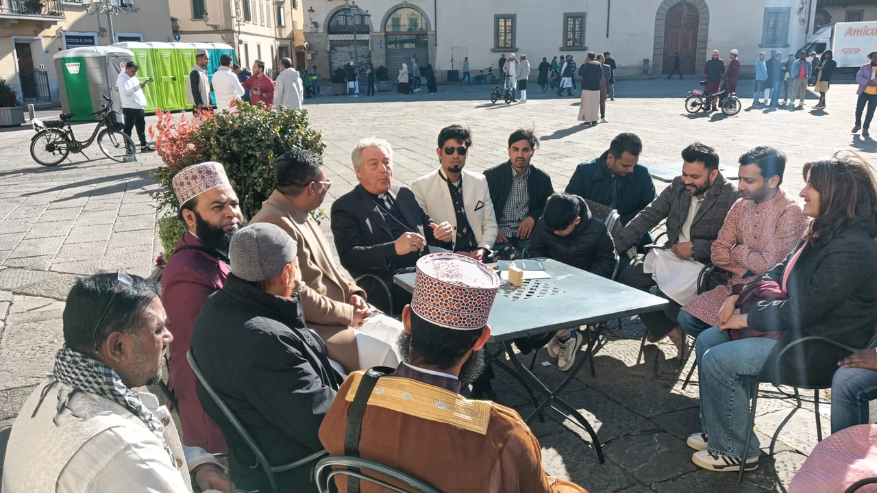Terminata la preghiera per la fine del Ramadan il vescovo Giovanni Nerbini, gli Imam e membri del centro islamico bengalese bevono un caffè insieme seduti al tavolino di un bar