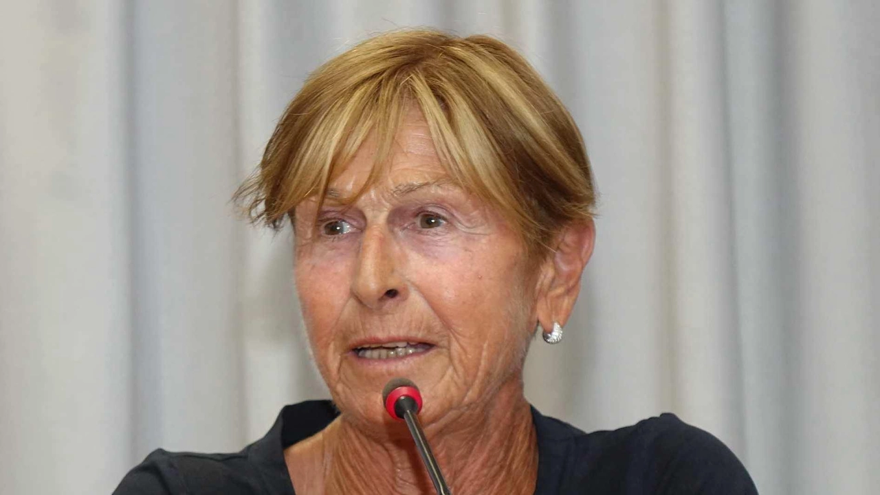 Carla Vivoli, presidente della Croce Verde, testimonia il drammatico tentativo di salvare una giovane madre coinvolta in un grave incidente. Sconvolta dalle scene, esprime il suo dolore e compassione per la vittima e la sua famiglia. Carla Vivoli, presidente della Croce Verde, testimonia il drammatico tentativo di salvare una giovane madre coinvolta in un grave incidente. Sconvolta dalle scene, esprime il suo dolore e compassione per la vittima e la sua famiglia.