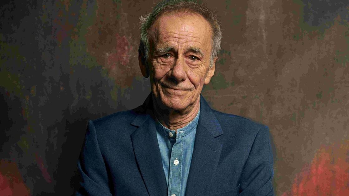 Vecchioni tra silenzio e tuono: "Cantare qui fa bene al cuore" Vecchioni tra silenzio e tuono: "Cantare qui fa bene al cuore"