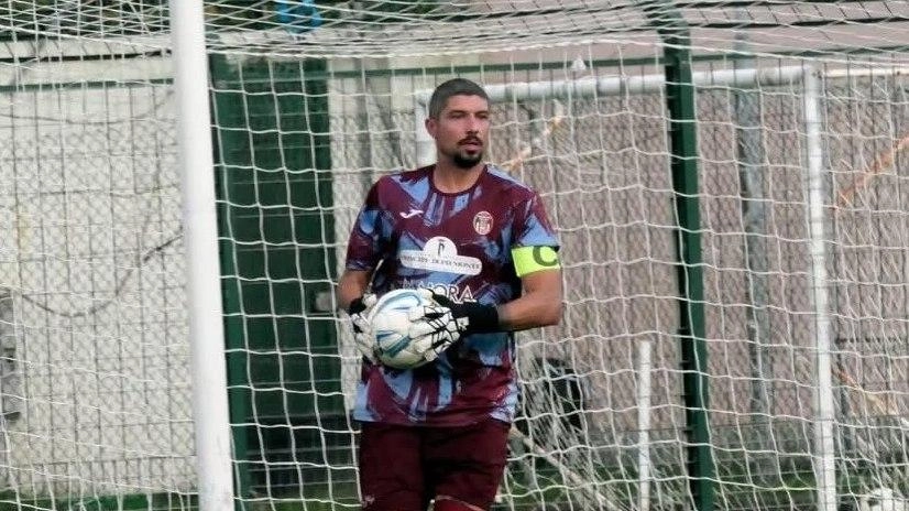 Il portiere viareggino Andrea Carpita (classe ’88) rimarrà al Viareggio nella prossima stagione di Eccellenza, da capitano e bandiera, puntando sul campo alla Serie D Il portiere viareggino Andrea Carpita (classe ’88) rimarrà al Viareggio nella prossima stagione di Eccellenza, da capitano e bandiera, puntando sul campo alla Serie D