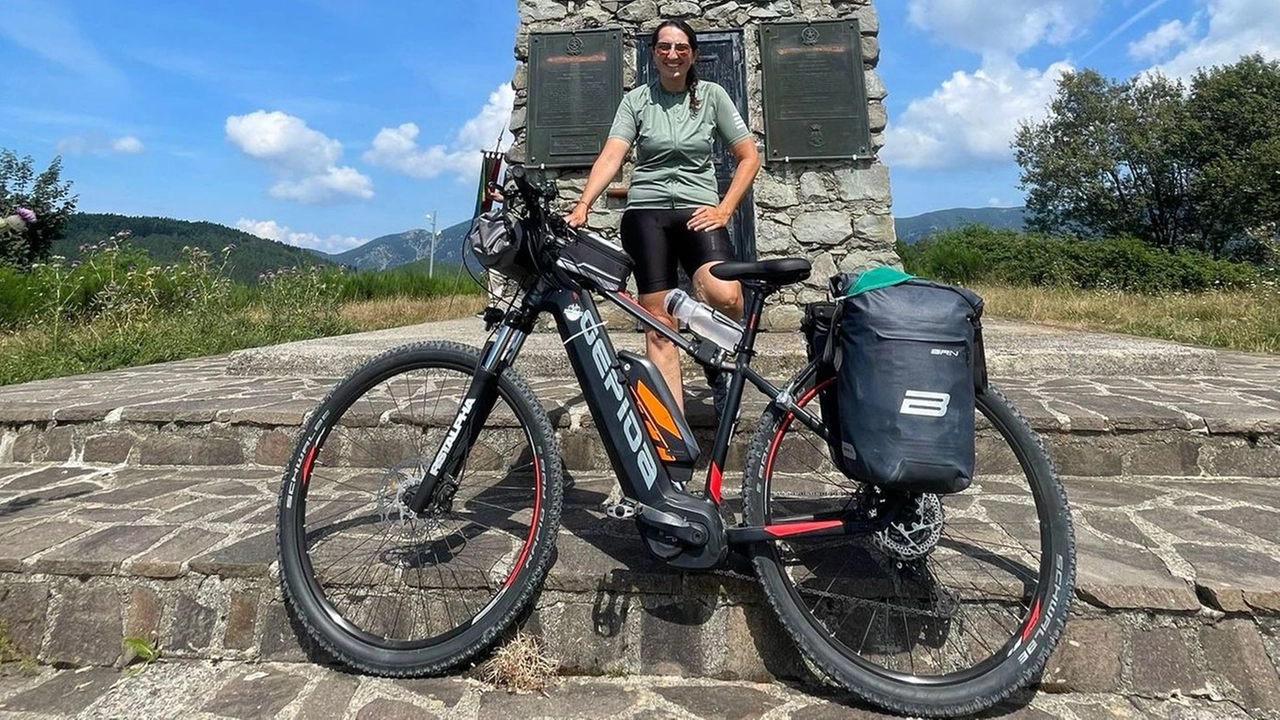 Paola Sottanis, genovese e fotografa di 37 anni ha pedalato per 1.500 km per ripercorrere la strada del nonno deportato durante la guerra Paola Sottanis, genovese e fotografa di 37 anni ha pedalato per 1.500 km per ripercorrere la strada del nonno deportato durante la guerra