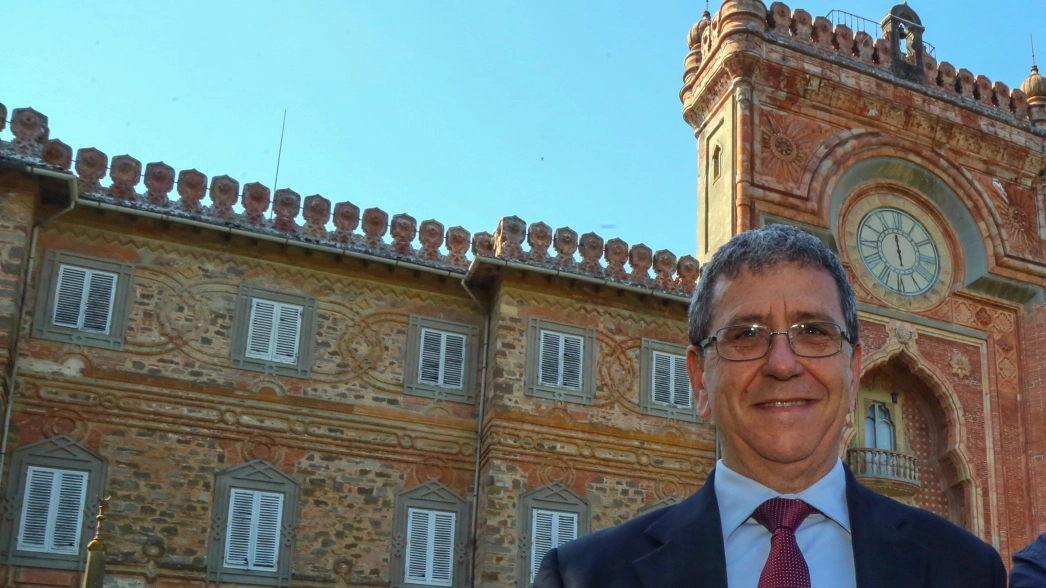 Massimo Sottani davanti al castello di Sammezzano (foto Germogli) Massimo Sottani davanti al castello di Sammezzano (foto Germogli)