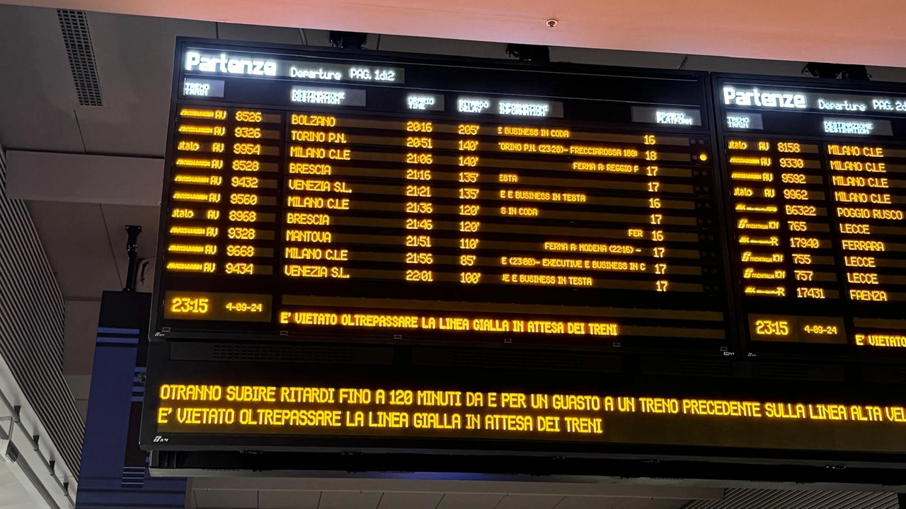 Il tabellone mostra i maxi ritardi su tutta la circolazione ferroviaria Il tabellone mostra i maxi ritardi su tutta la circolazione ferroviaria