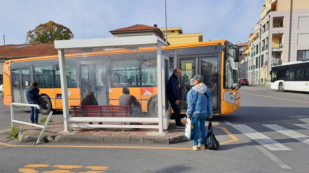 La fermata degli autobus di piazza Terzi a Sarzana continua a essere al centro delle lamentele dei pedolari La fermata degli autobus di piazza Terzi a Sarzana continua a essere al centro delle lamentele dei pedolari
