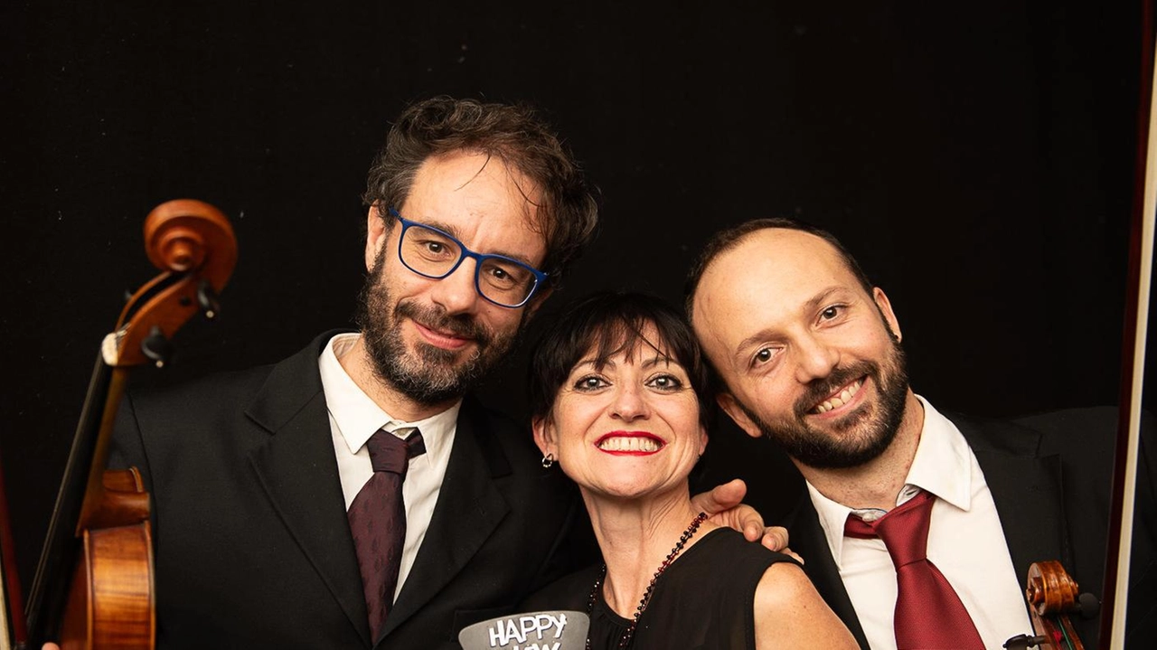 I sorrisi di tre. musicisti della nostra orchestra prima del concerto d’auguri 2023 Foto. Biagini I sorrisi di tre. musicisti della nostra orchestra prima del concerto d’auguri 2023 Foto. Biagini