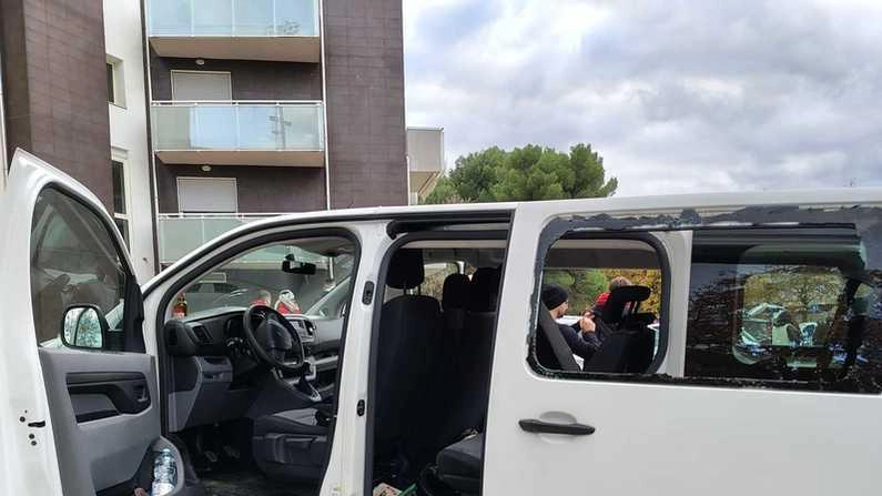 Il van lucchese con i vetri completamente sfondati