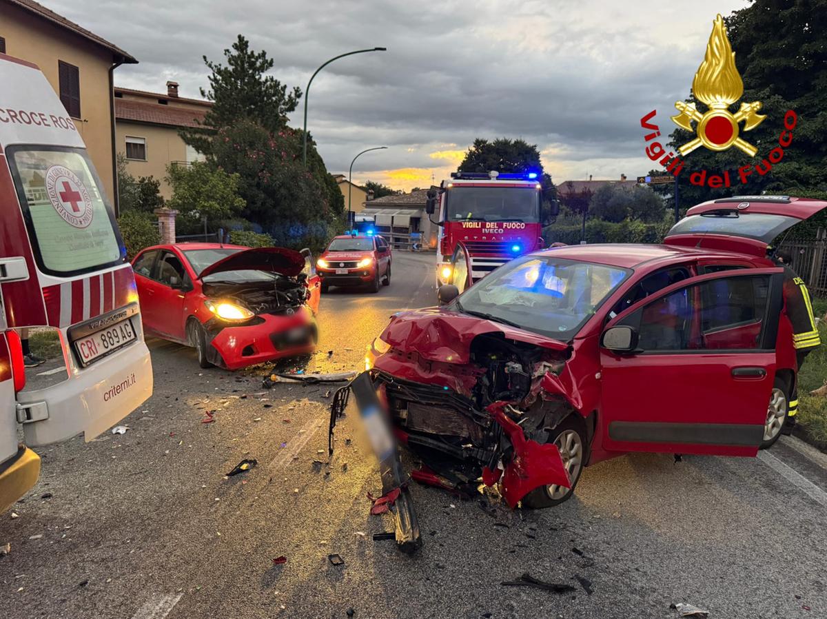 Pauroso scontro frontale a Terni, indenni i due conducenti Pauroso scontro frontale a Terni, indenni i due conducenti