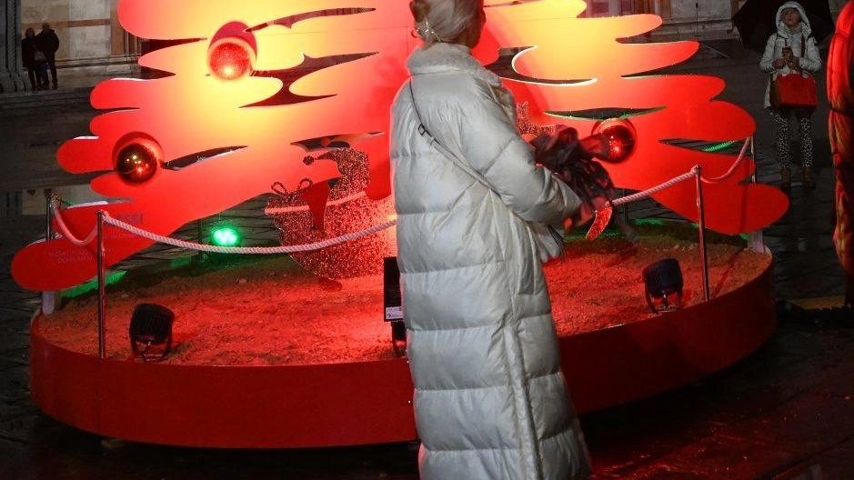 A Lucca, apre il nuovo Ice Park nel piazzale dell'Antico Caffè delle Mura con pista di pattinaggio circolare. Eventi natalizi in città, tra cui la Fabbrica del Natale e il Circo AtmoSphere senza animali. A Lucca, apre il nuovo Ice Park nel piazzale dell'Antico Caffè delle Mura con pista di pattinaggio circolare. Eventi natalizi in città, tra cui la Fabbrica del Natale e il Circo AtmoSphere senza animali.