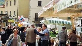 SUBBIANO Fierone di fine estate a Subbiano. Oltre cinquanta bancarelle sparse lungo il paese in un chilometro dove si può trovare... SUBBIANO Fierone di fine estate a Subbiano. Oltre cinquanta bancarelle sparse lungo il paese in un chilometro dove si può trovare...