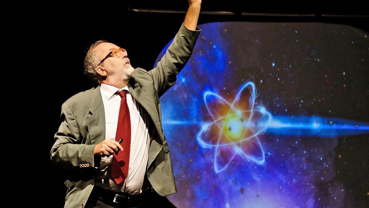 Carlo Presotto sul palco col suo spettacolo «Stelle», presentato al Giallo Mare Minimal Teatro venerdì 17 gennaio alle 21 Carlo Presotto sul palco col suo spettacolo «Stelle», presentato al Giallo Mare Minimal Teatro venerdì 17 gennaio alle 21