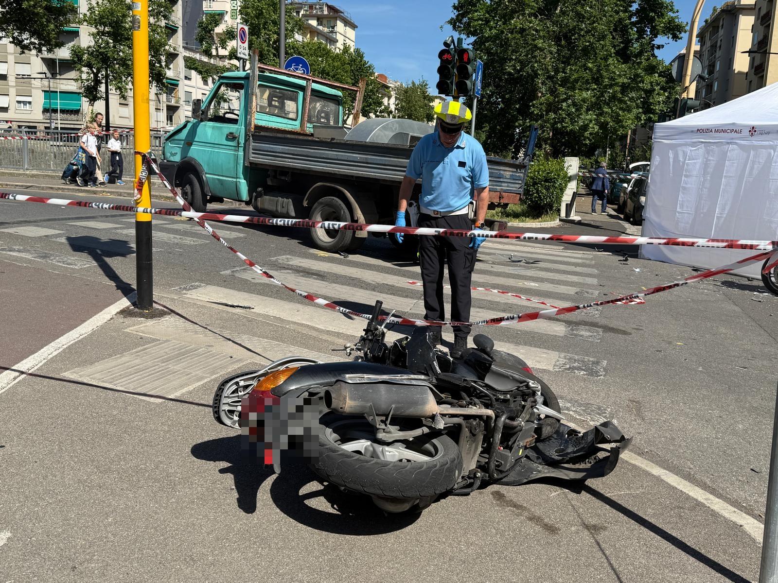 firenze tragedia in viale redi scooterista di 61 anni travolto da un camion muore in strada