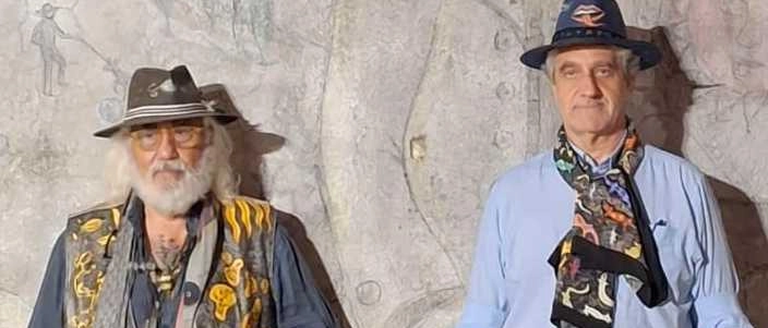 Il degrado diventa arte. Lera dipinge un murale su una parete abbandonata