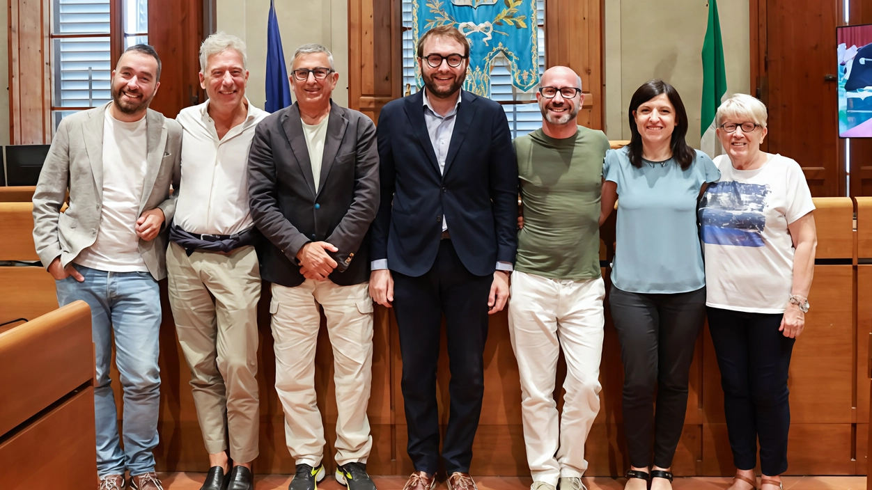 Il sindaco Alessio Mantellassi insieme alla giunta (quasi al completo) alla conferenza stampa di ieri