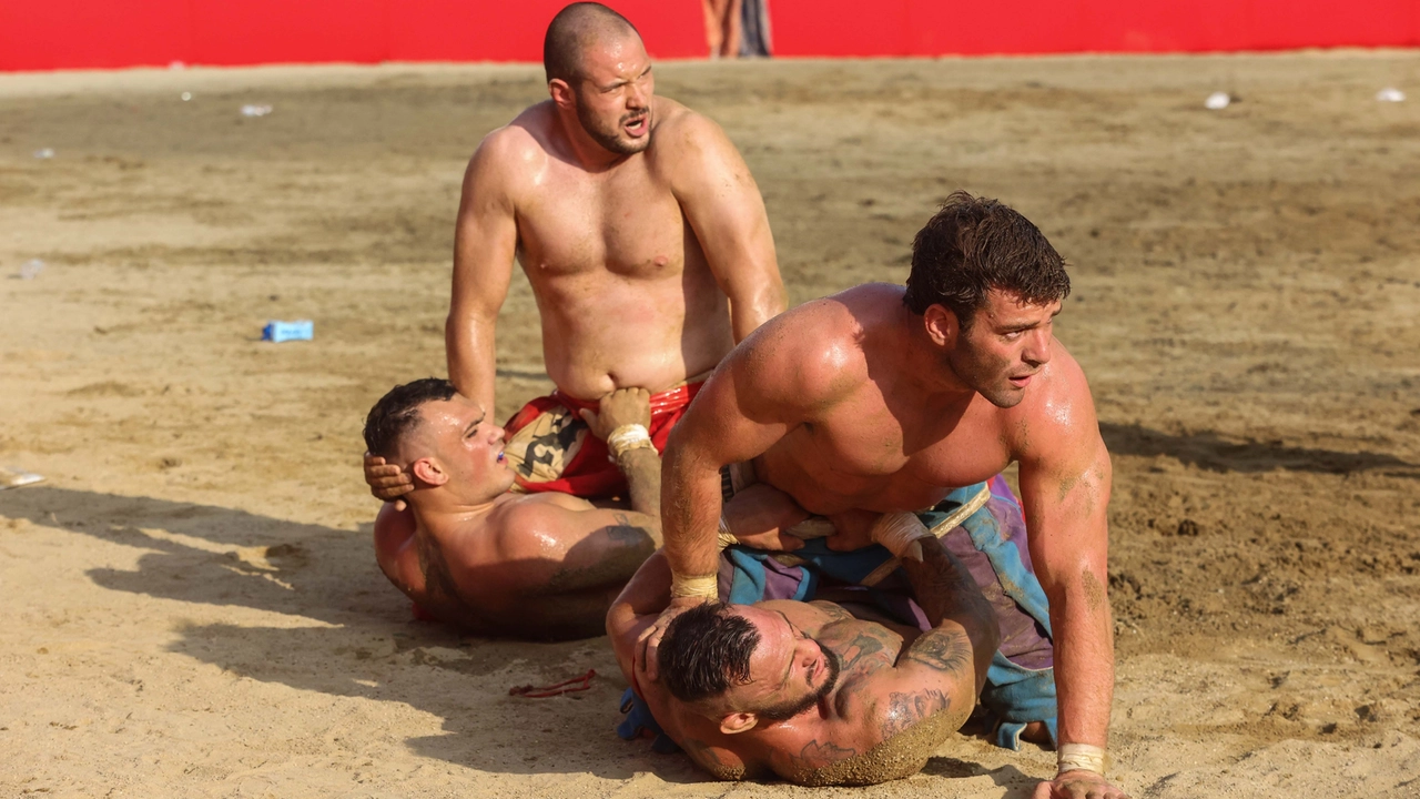 Calcio storico, strapotere dei Rossi nella prima semifinale (Foto Giuseppe Cabras / New Press Photo) Calcio storico, strapotere dei Rossi nella prima semifinale (Foto Giuseppe Cabras / New Press Photo)