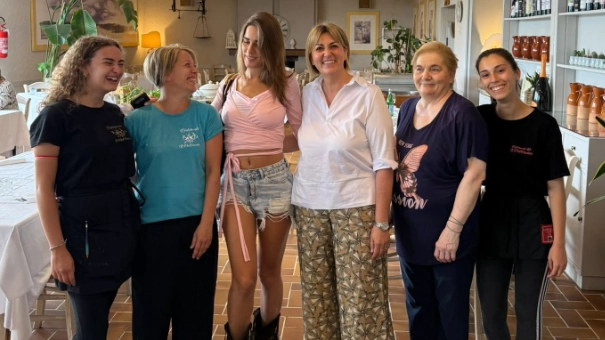 Clara, in top rosa e stivali neri, con lo staff del ristorante di Palaia dove ha pranzato Clara, in top rosa e stivali neri, con lo staff del ristorante di Palaia dove ha pranzato