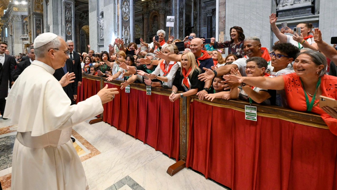 Papa Leone XIV abbraccia i fedeli delle diocesi umbre