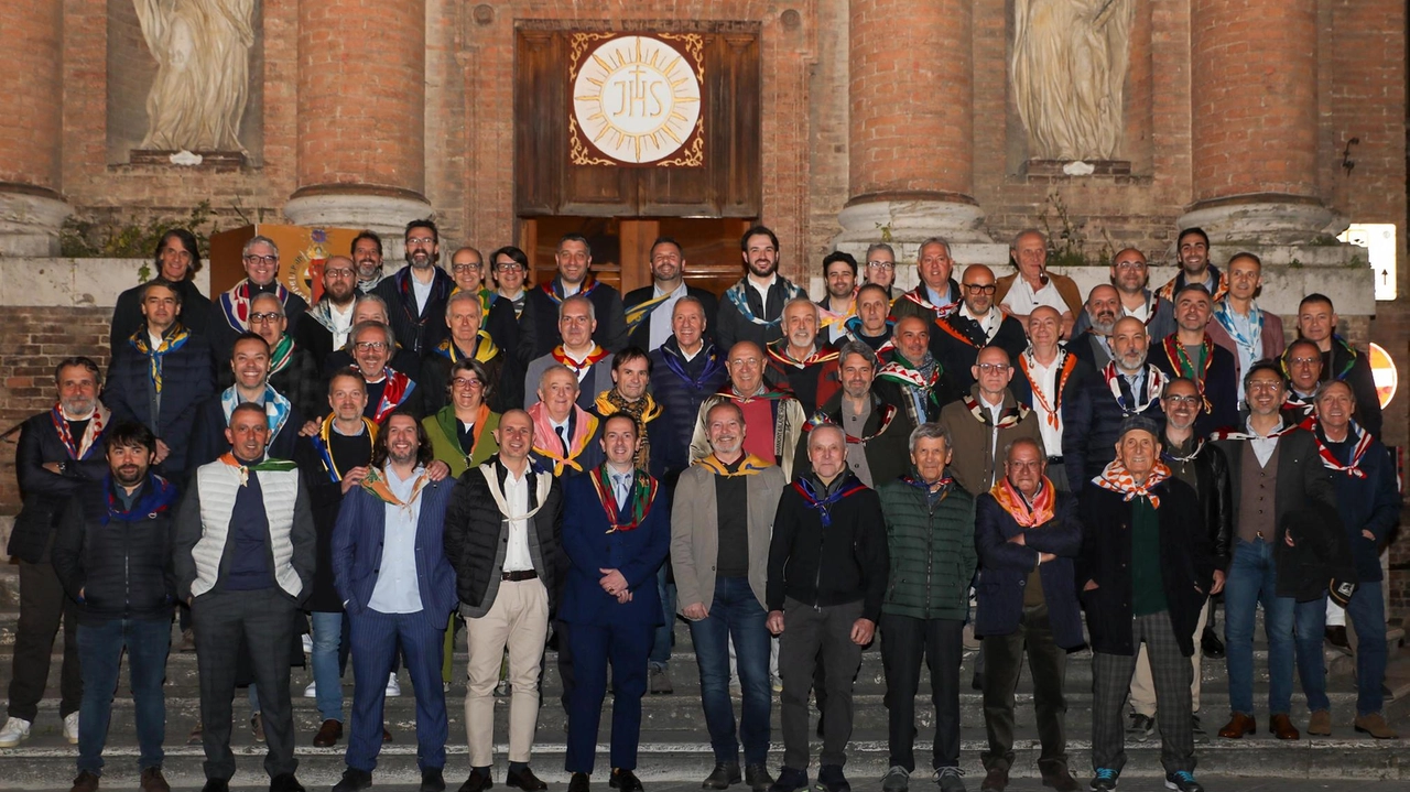 Foto di gruppo in. piazza Tolomei venerdì sera per la cena annuale del Comitato amici del Palio che è guidato adesso da Giovanni Sportoletti del Drago dopo l’era Muzzi