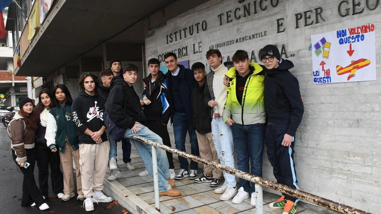 Una vecchia manifestazione degli studenti delll’istituo ’Zaccagna’ già da tempo sul piede di guerra per il degrado e l’incuria in cui versa la scuola Una vecchia manifestazione degli studenti delll’istituo ’Zaccagna’ già da tempo sul piede di guerra per il degrado e l’incuria in cui versa la scuola