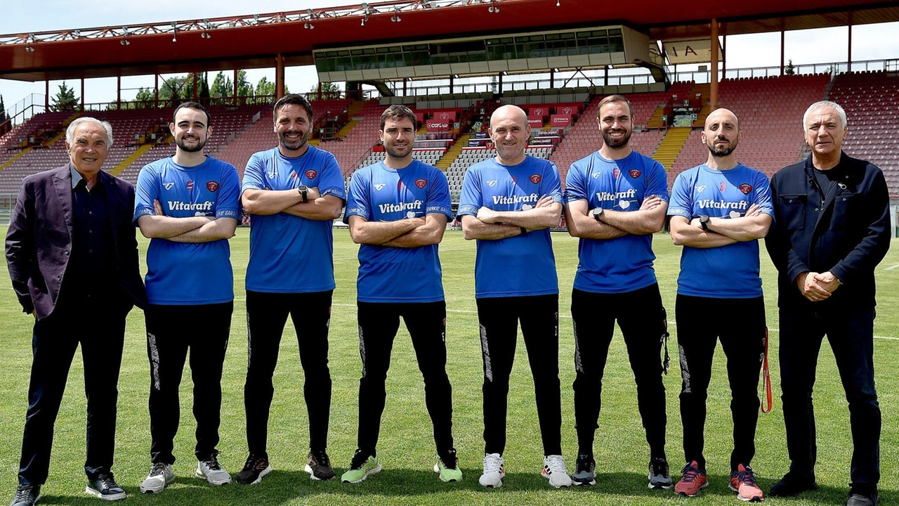 Lo staff al completo insieme al direttore Mauro Meluso