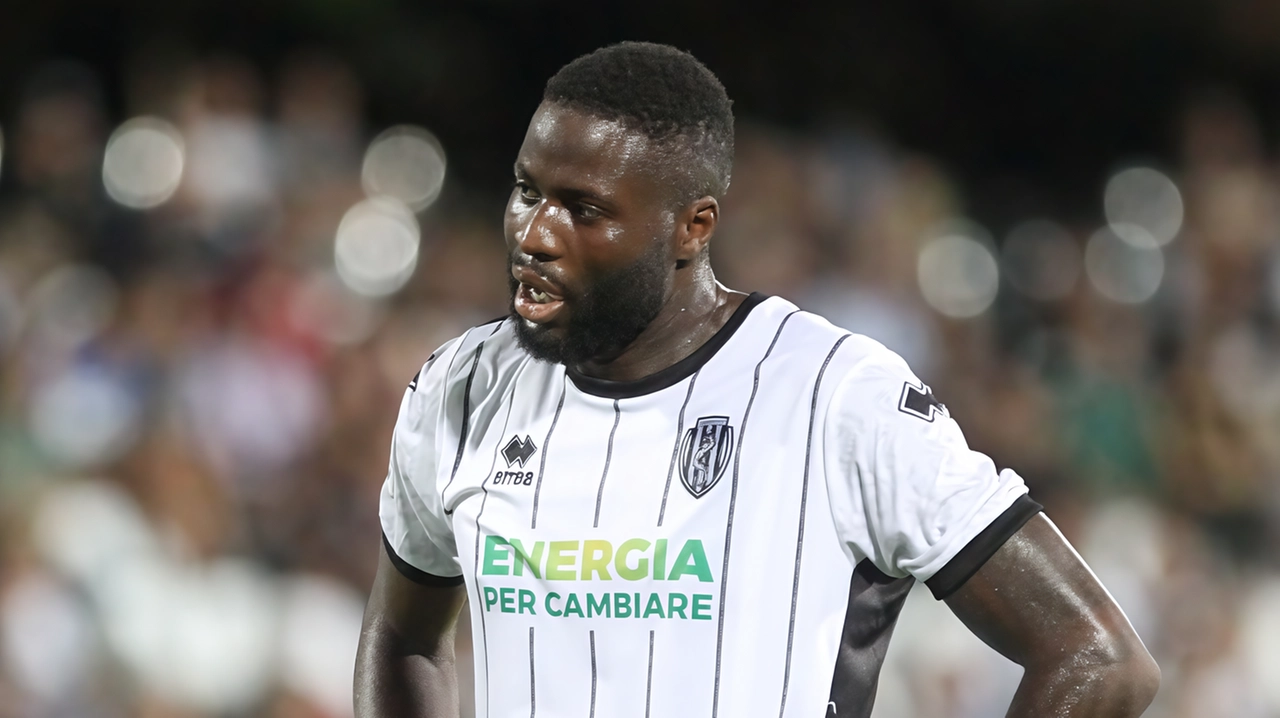 Roberto Ogunseye, 29 anni, che da Cesena confermano in uscita, resta in lizza per vestire la maglia amaranto