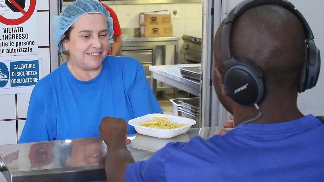 La Fondazione Solidarietà Caritas di Firenze invita a donare pasti natalizi per chi vive nella solitudine. Il progetto 'La Spesa che vale' offre un gesto di vicinanza concreto e significativo, sostenendo la mensa di Via Baracca. Ogni contributo porta calore umano e speranza durante le festività.
