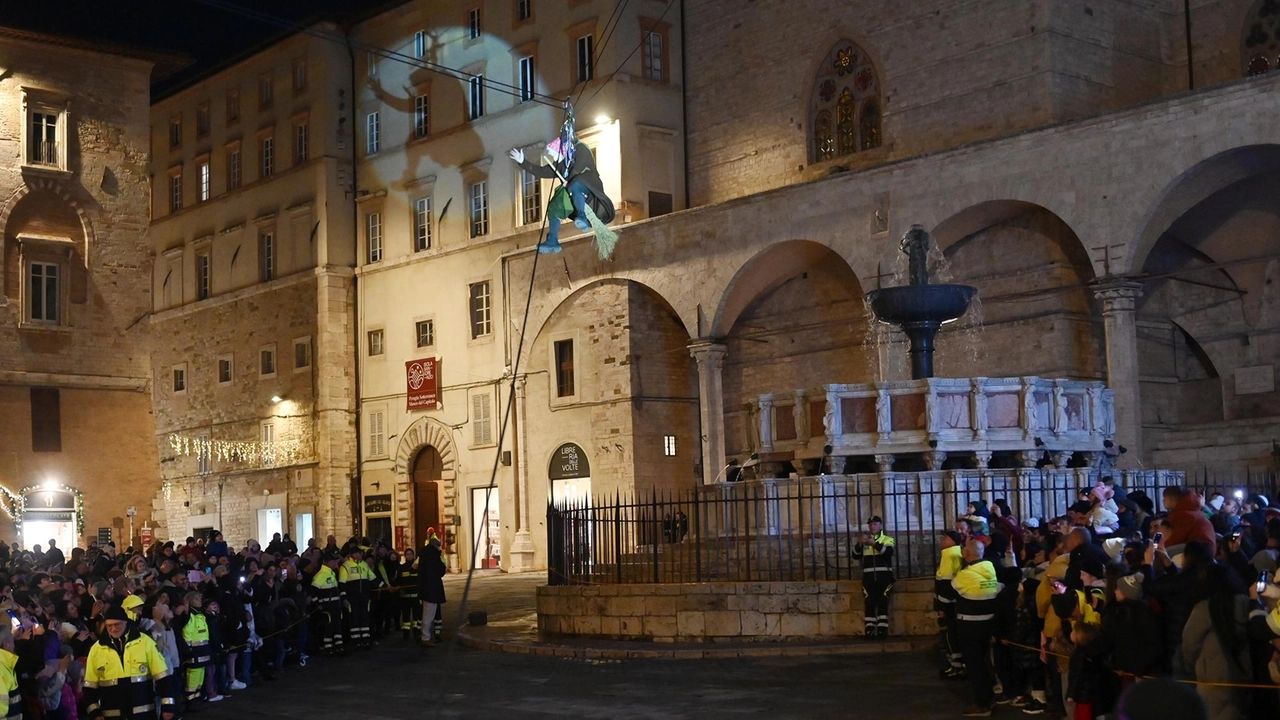 Il consigliere Chiara Calzoni contro il Comune: "Palco improvvisato su un camioncino. La città merita di più". La replica: "Stesso palco degli altri anni sotto il quale ballavano gli assessori di Romizi. Il nostro grazie ai vigili del fuoco". Il consigliere Chiara Calzoni contro il Comune: "Palco improvvisato su un camioncino. La città merita di più". La replica: "Stesso palco degli altri anni sotto il quale ballavano gli assessori di Romizi. Il nostro grazie ai vigili del fuoco".
