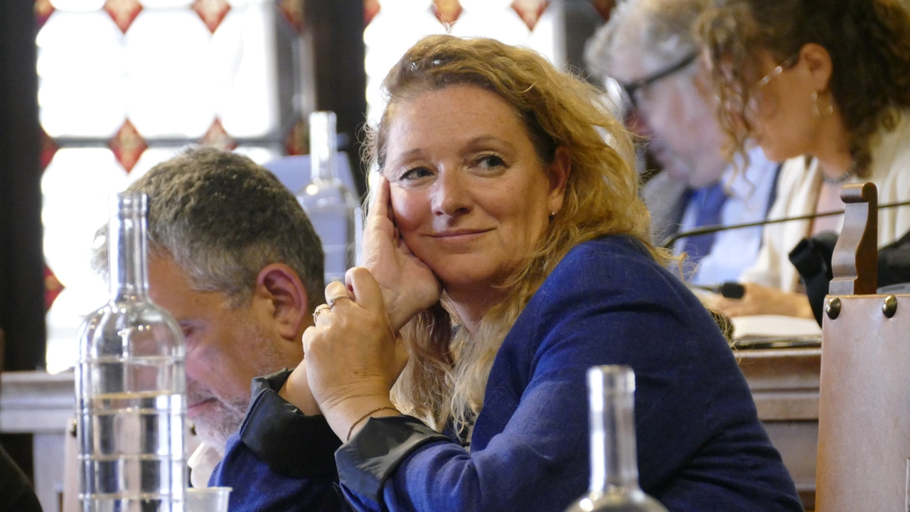 Ilaria Bugetti al primo consiglio comunale dopo lo scoppio del caso giudiziario