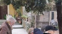 "Quella scritta messa lì è un pugno in un occhio, proprio all’ingresso del paese". Prosegue la mobilitazione contro la scritta... "Quella scritta messa lì è un pugno in un occhio, proprio all’ingresso del paese". Prosegue la mobilitazione contro la scritta...
